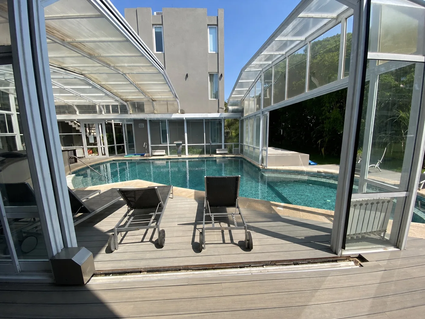 Piscina y solárium · vista 65
