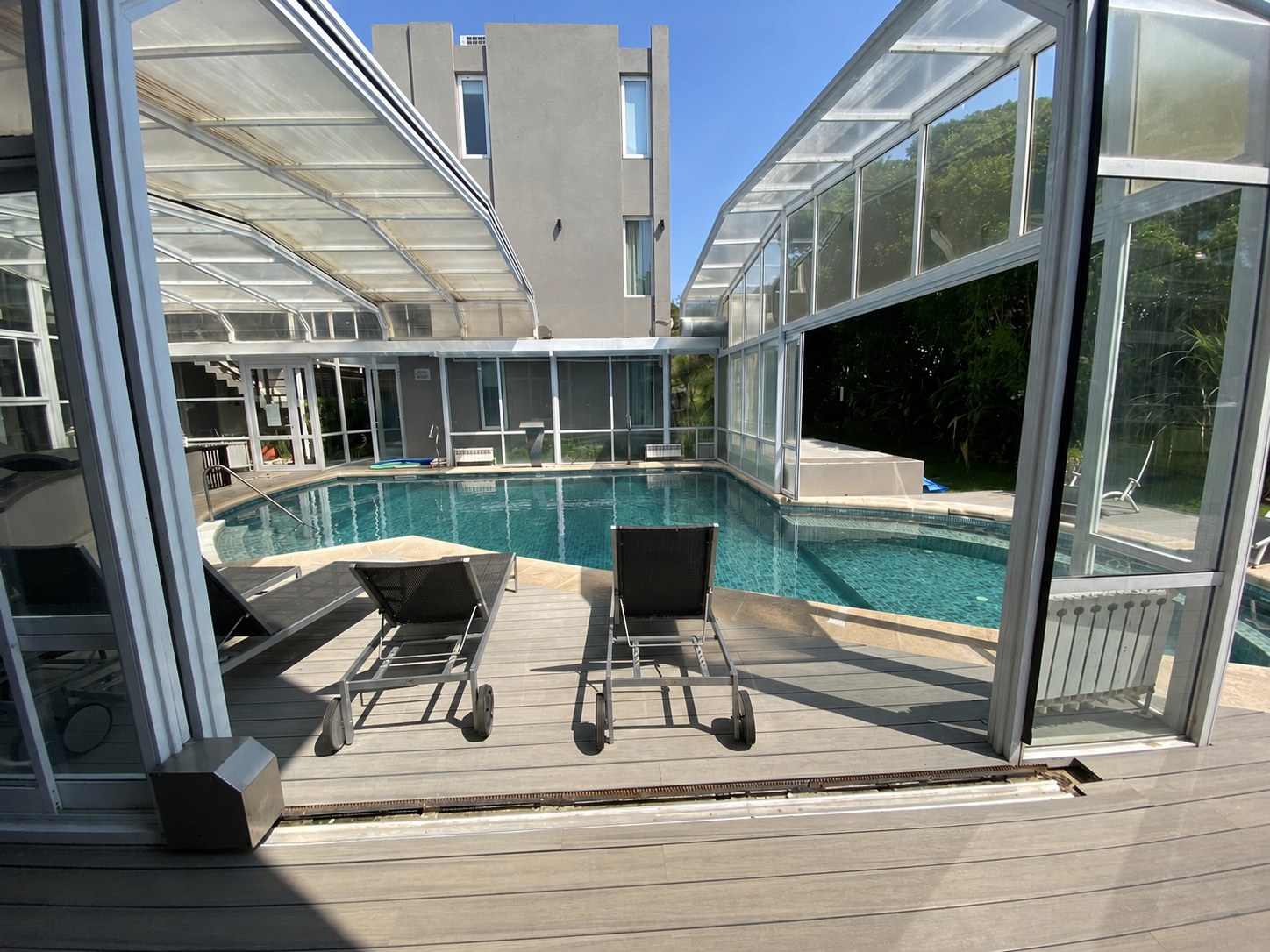 Piscina y solárium